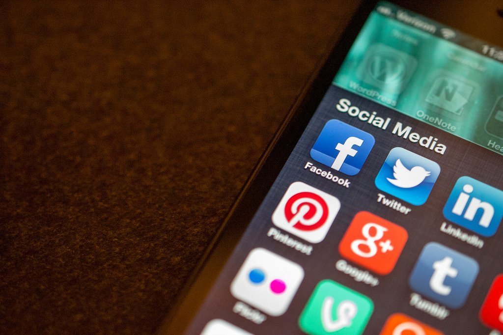 How to Communicate Through Social Media